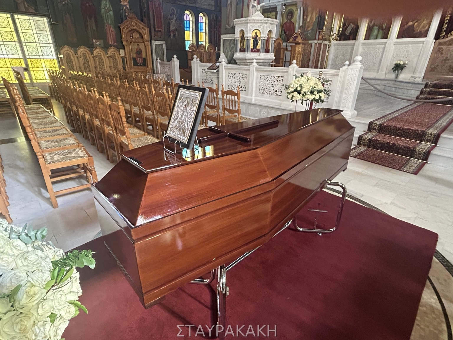 Φέρετρο επιλογής 1 από το Γραφείο Τελετών Σταυρακάκη