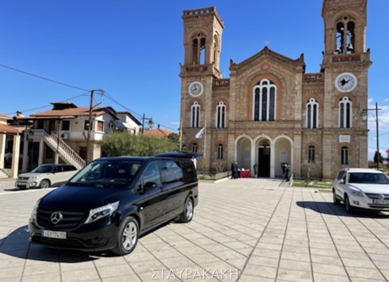 Νεκροφόρα μπροστά σε ναό